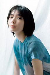 “藤吉夏鈴さんの斜め向きの画像”/