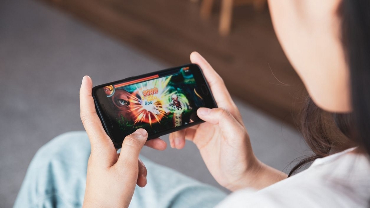 スマホゲームをしている女性