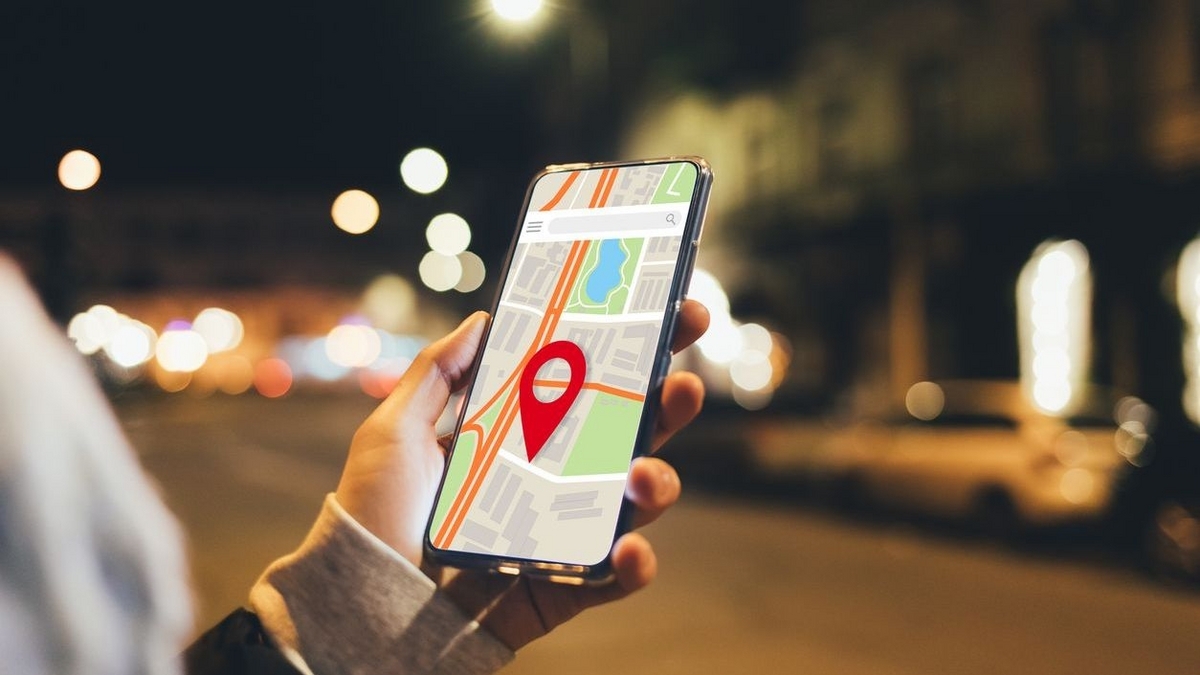 スマホの地図アプリを使う女性
