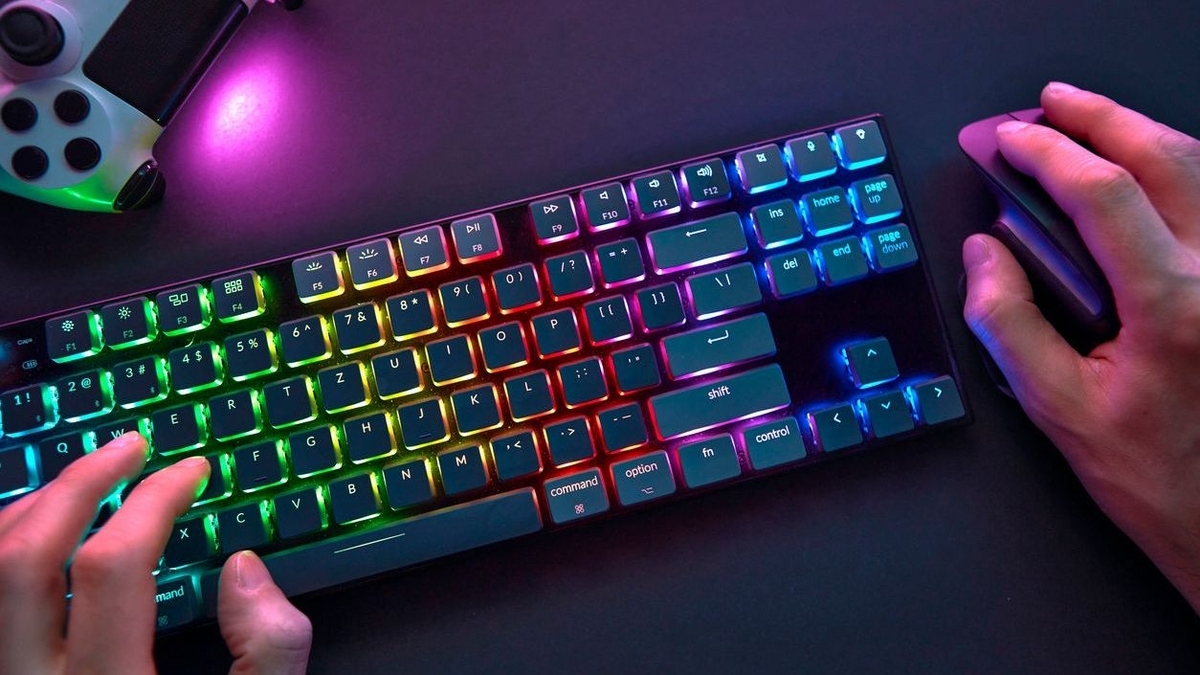 キーボードとマウスを使ってゲームする男性