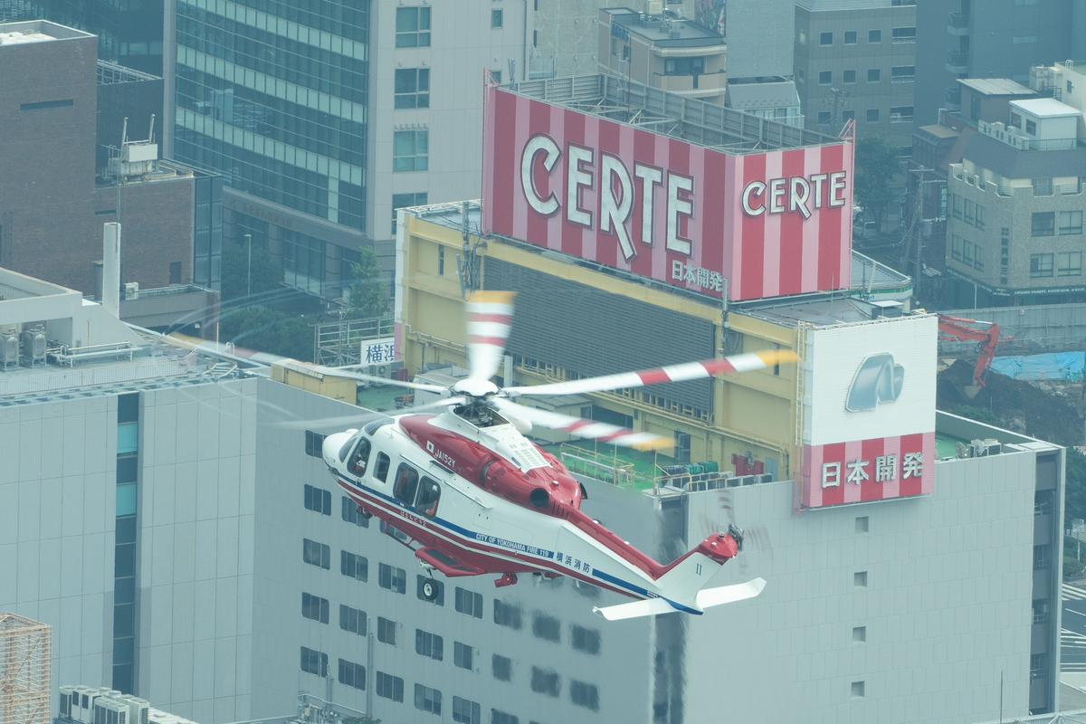 ２０２０年７月３０日 木 横消の はまちどり２ ｊａ１５２ｙ が元気になって帰ってきて新しくなった横浜市役所のヘリポートに離着陸したのをランドマークタワーの展望台から撮ってきた話 基本は調布飛行場で見たヘリコプターの日記