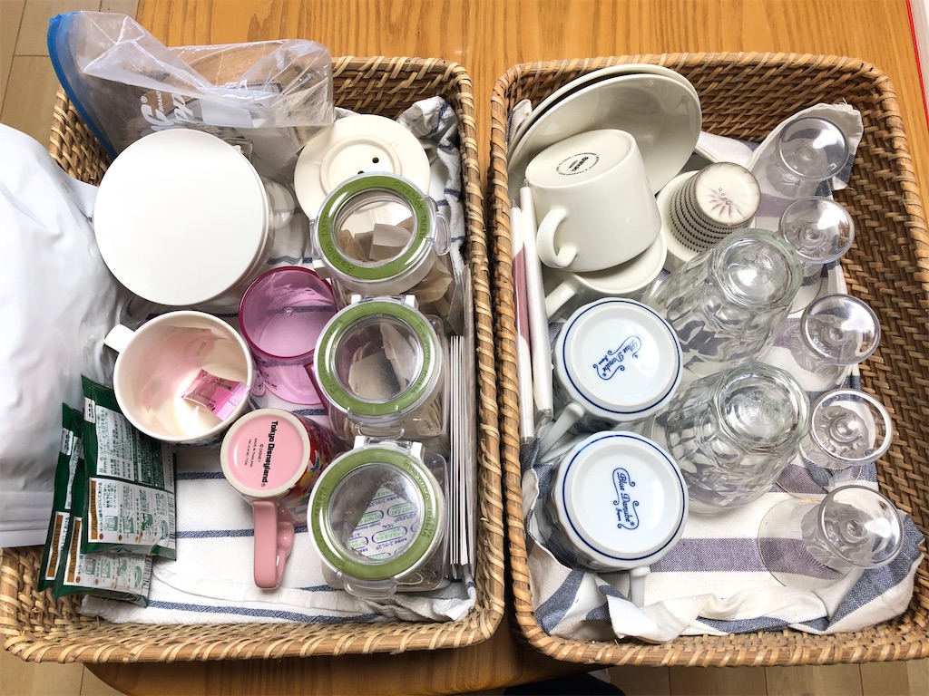 長かった梅雨のせい 無印ラタンバスケットが無残な姿に 食器の収納見直しました ちょうどいい時まで