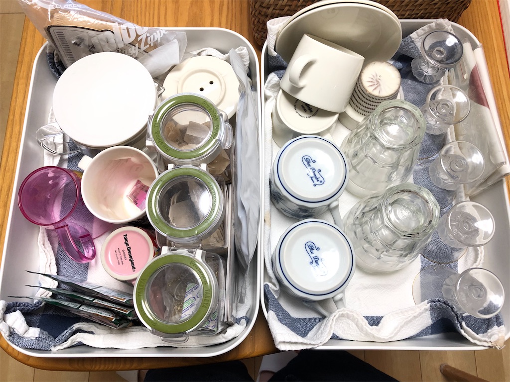 長かった梅雨のせい 無印ラタンバスケットが無残な姿に 食器の収納見直しました ちょうどいい時まで