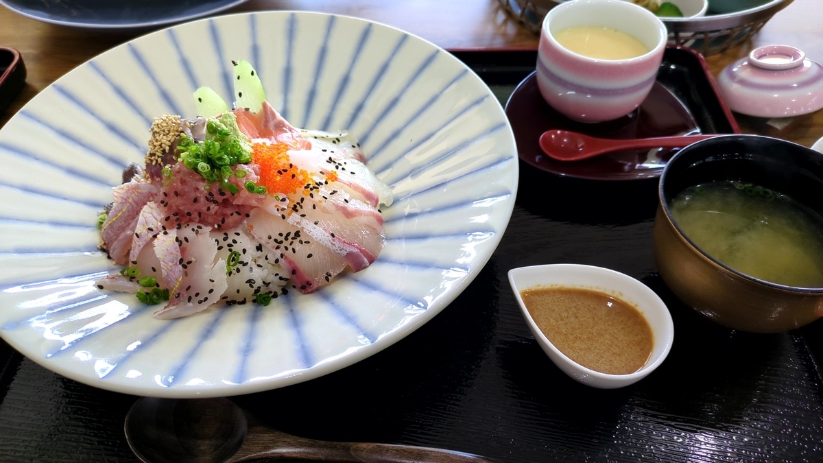 釜炊きご飯も楽しめる 旬彩の恵の天ぷら定食（1800円）と海鮮丼