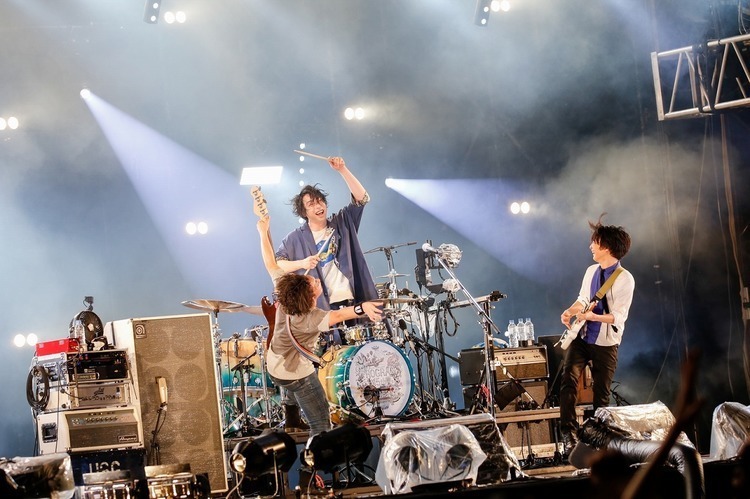 UNISON SQUARE GARDEN ライブ生写真 ライブレポート＞「ロックバンドを諦めなくて良かった」――UNISON