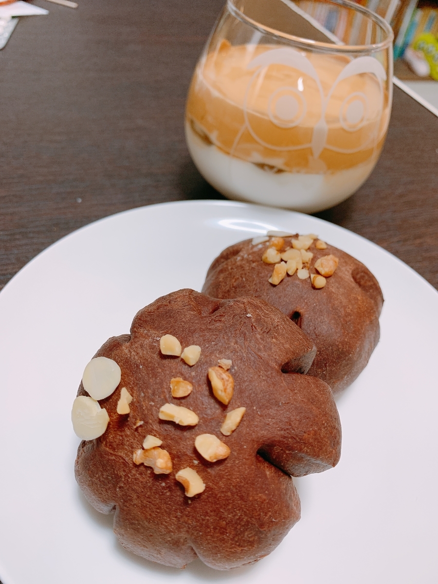 f:id:akko-0v0:20200503111923j:plain チョコパンとダルゴナコーヒー