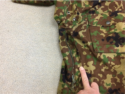 自衛隊 防寒ベスト ラクダ　迷彩服 の下に