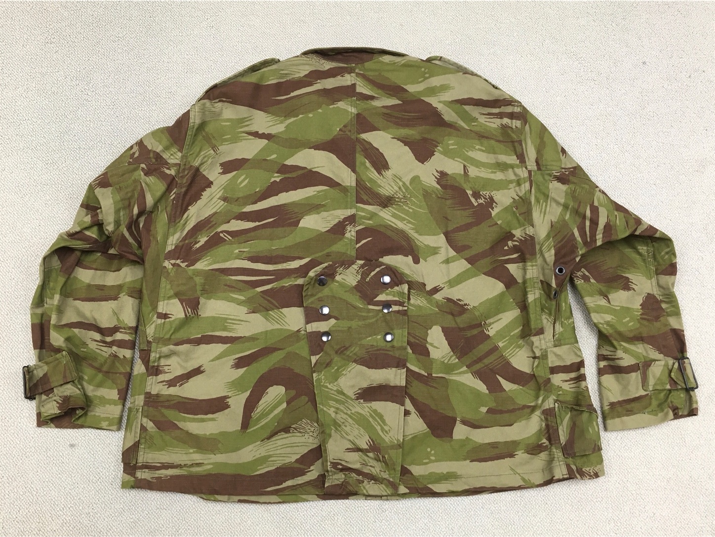 迷彩色調に違和感あり！【フランスの軍服】陸軍空挺迷彩スモック（初期