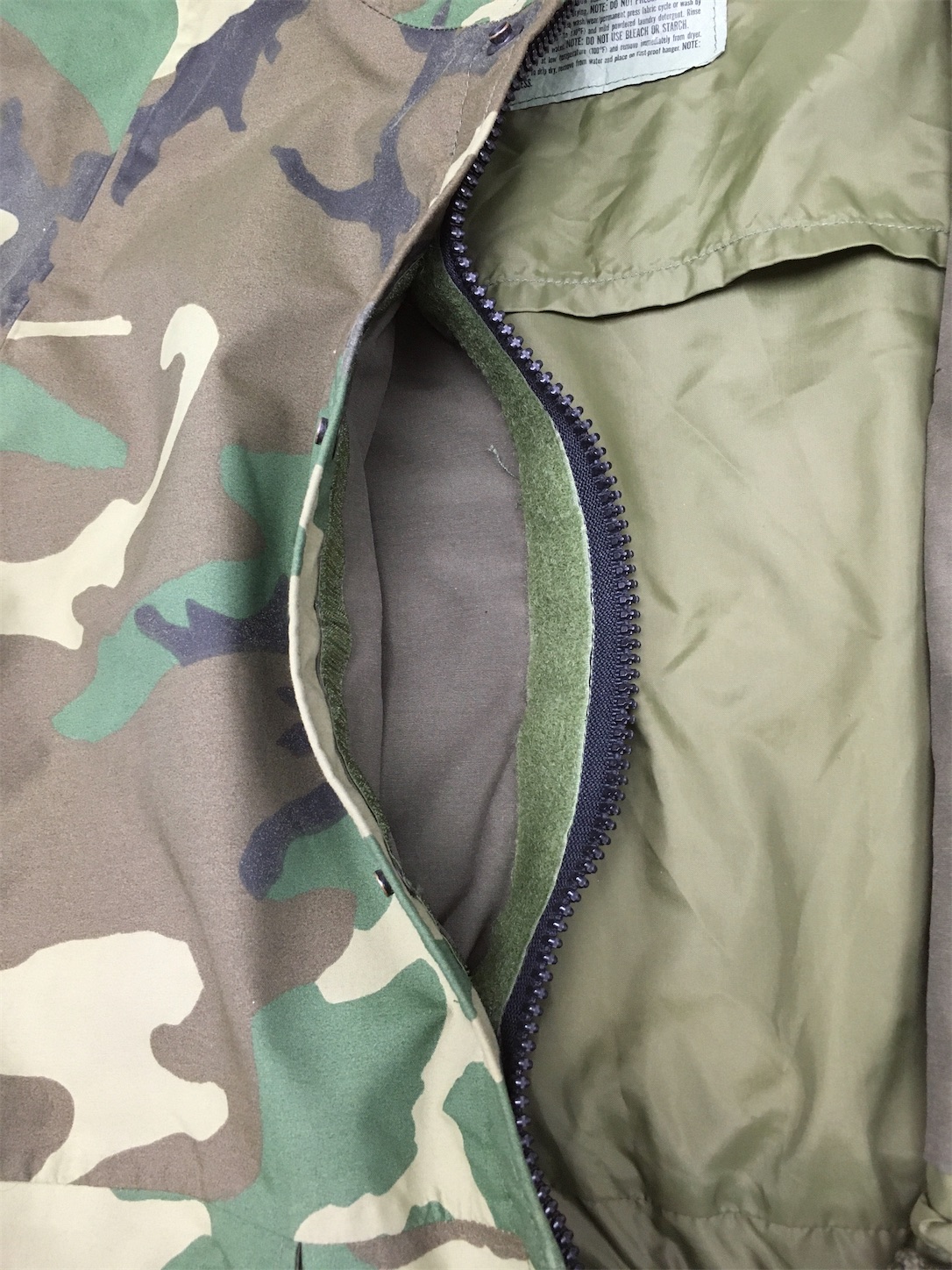 リッチな装備です！【アメリカの軍服】迷彩ゴアテックスパーカー