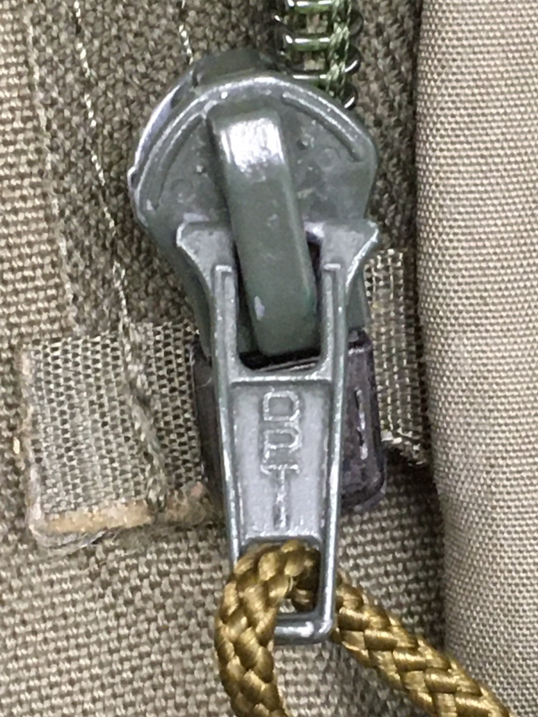 ポケットが多く機能的！【スイスの軍服】陸軍山岳兵用マウンテン