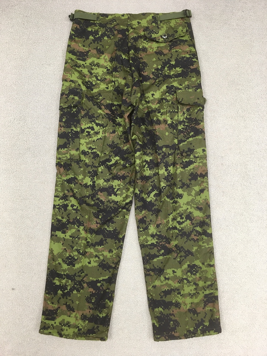 官給品を忠実再現！【カナダの軍服】陸軍迷彩ユニフォーム