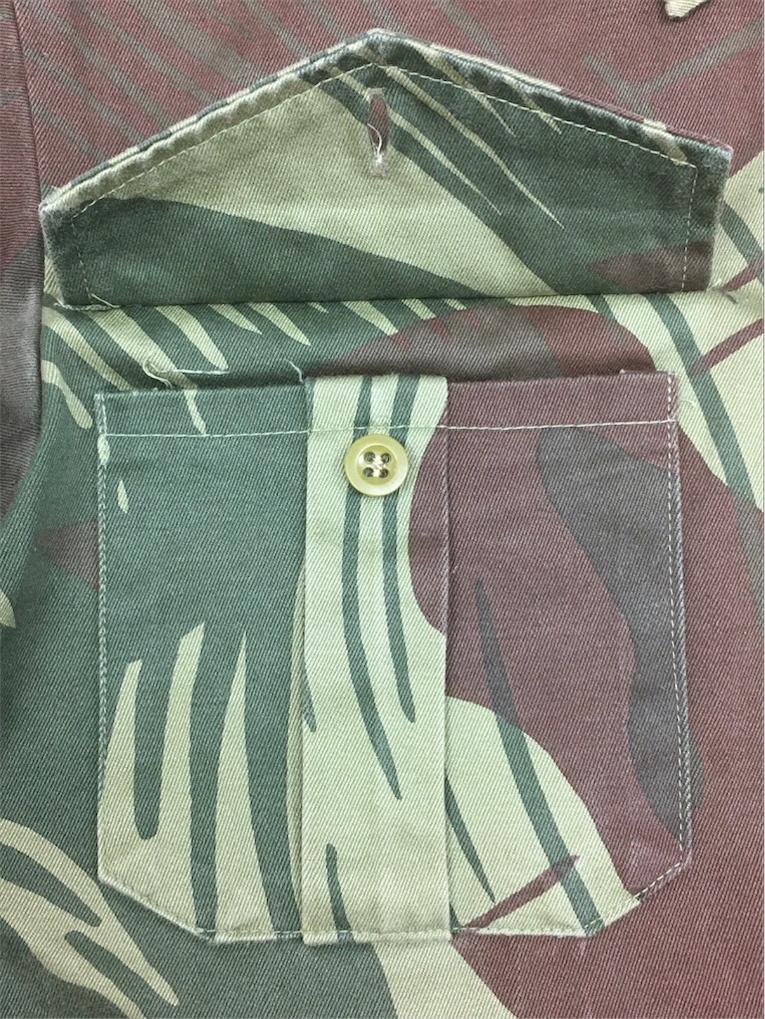 迷彩色調とパターンが違うモデルです!【旧ローデシアの軍服 迷彩色調とパターンが違うモデルです!【旧ローデシアの軍服
