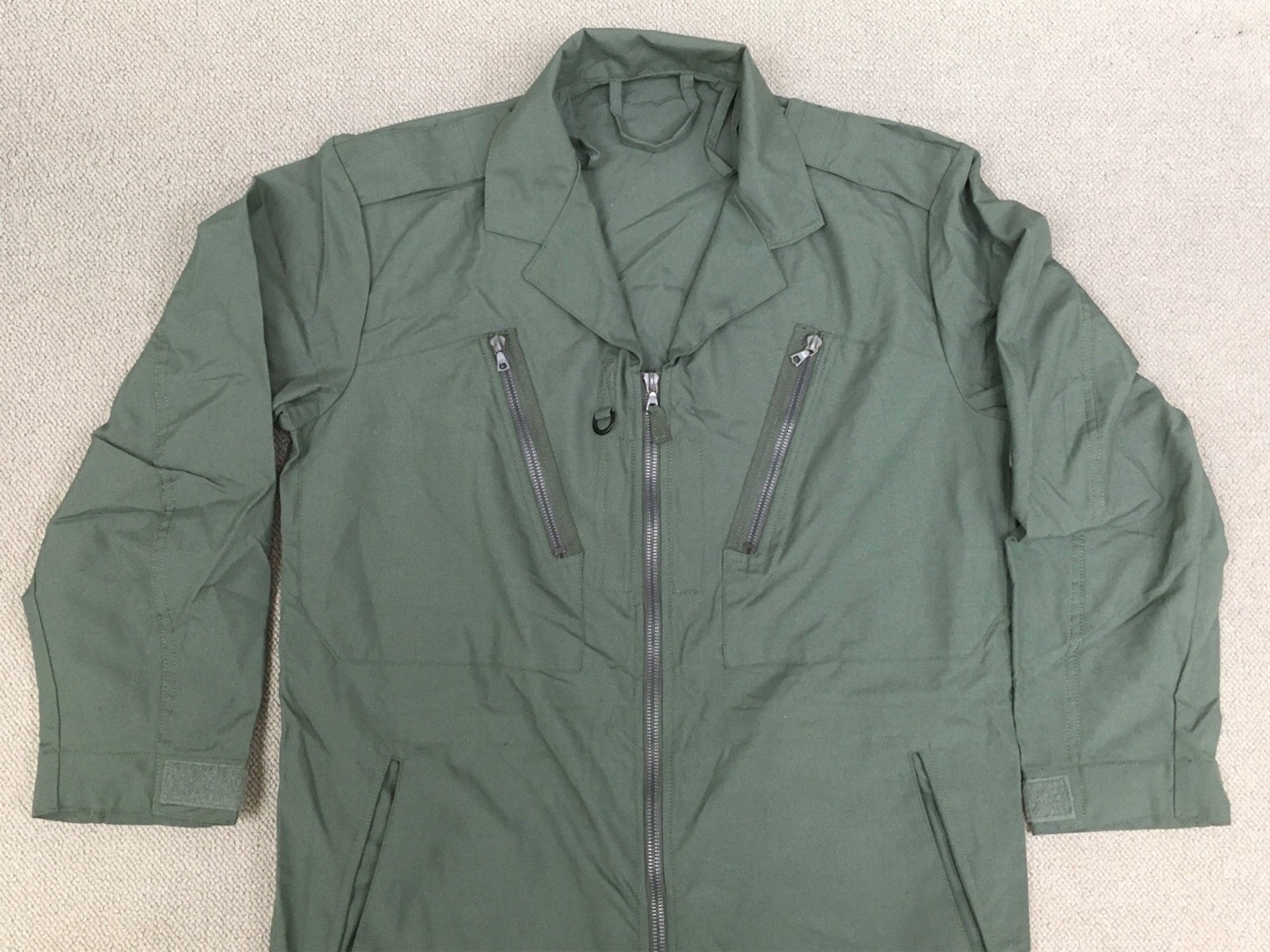 グリーンのカラーが特徴です！【イギリスの軍服】空軍パイロットスーツ