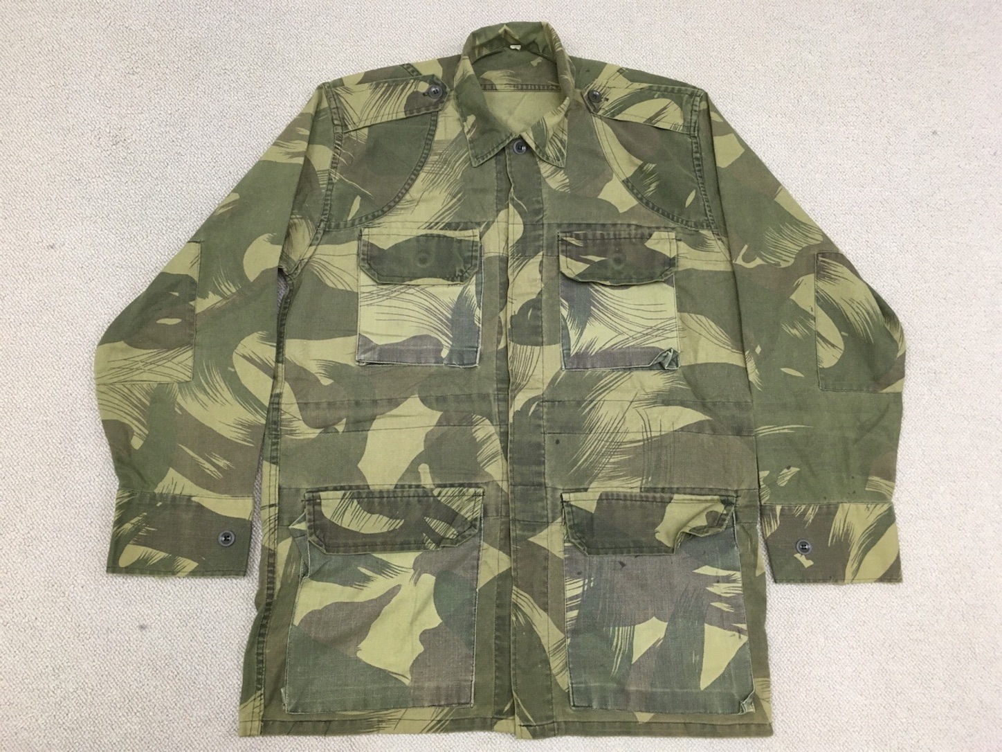 生地が特殊です！【マレーシアの軍服】陸軍迷彩ジャケット