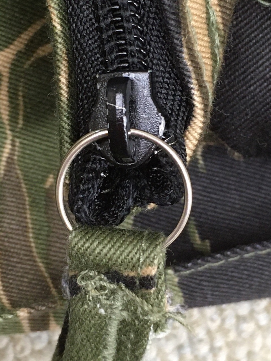 凄みのある迷彩！【アメリカ軍装備品】カスタムヘルメットバッグ
