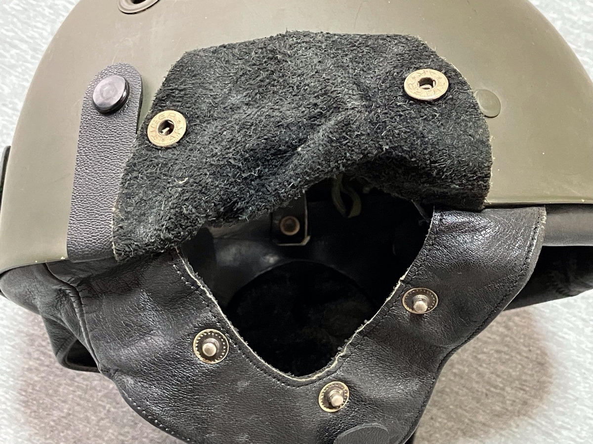 1970年代陸上自衛隊戦車乗組員用ヘルメットイヤカバー開放時