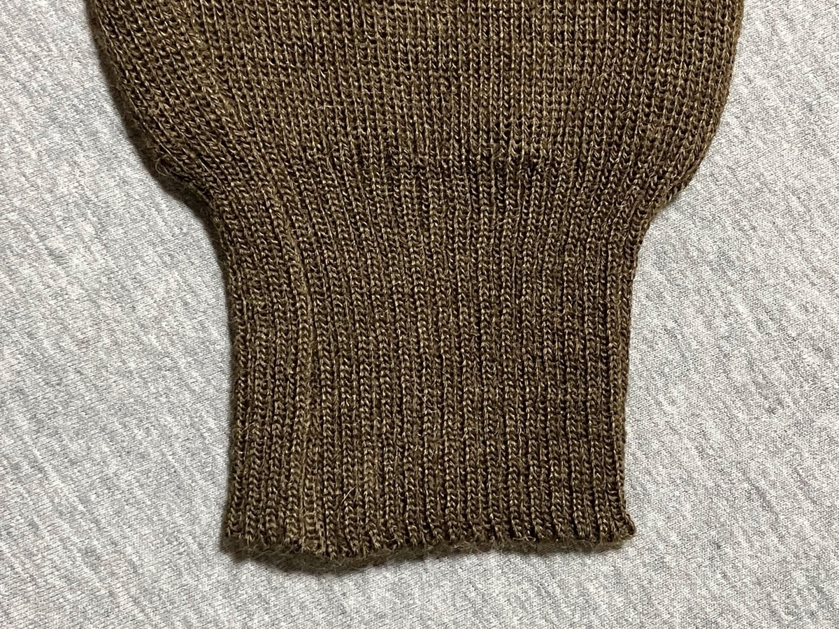 1950年代フランス陸軍Vネックセーター（OD）デッドストック