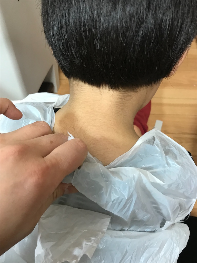 散髪用ケープは必要ない そのまま捨てられるスーパーのビニールで代用する方法 楽して楽しく生きたいなー子育てライフハックを中心にご紹介ブログー