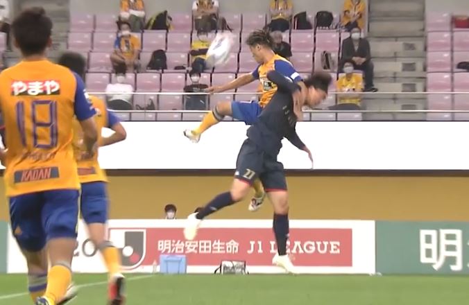 競技規則 ファウルと不正行為 を考える ヘディングの競り合い アレグラン渡部のサッカーの素 競技規則 ファウルと不正行為 を考える ヘディングの競り合い アレグラン渡部のサッカーの素