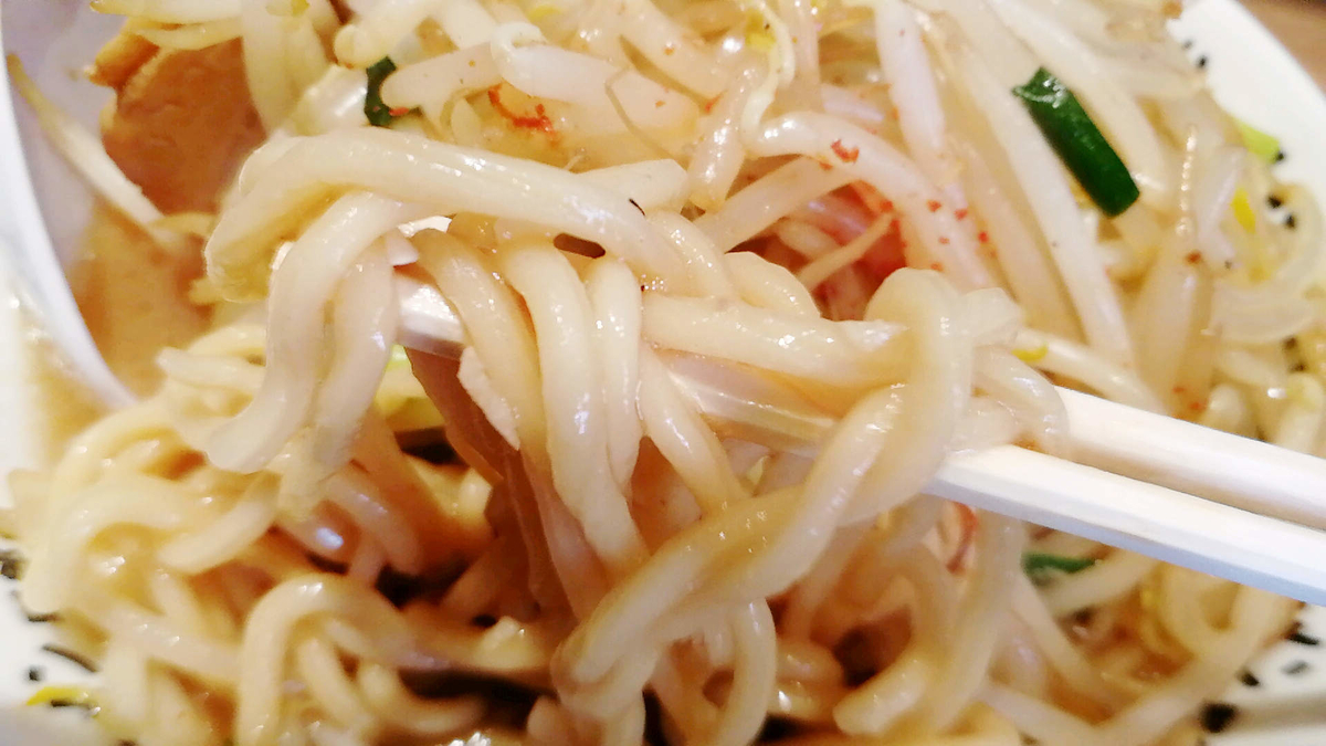 野郎ラーメンの麺リフト！量は少なめかな？