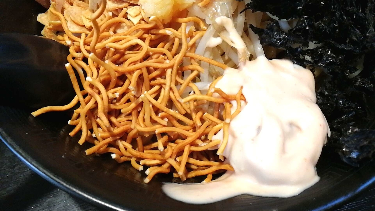 麺屋新月のまぜそばはエビマヨとベビースターラーメン入り！