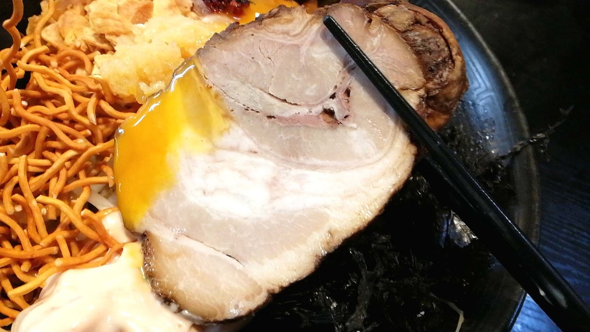 麺屋新月のチャーシューはボリューム満点！