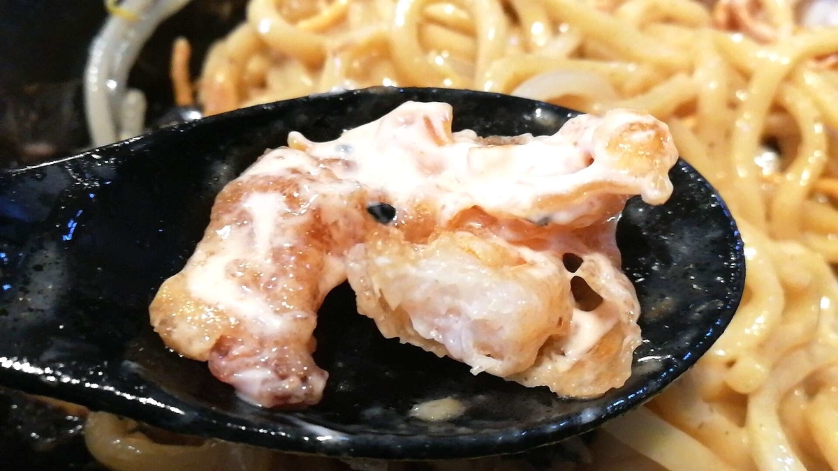 麺屋新月のまぜそば。エビマヨの中には本物のエビが！
