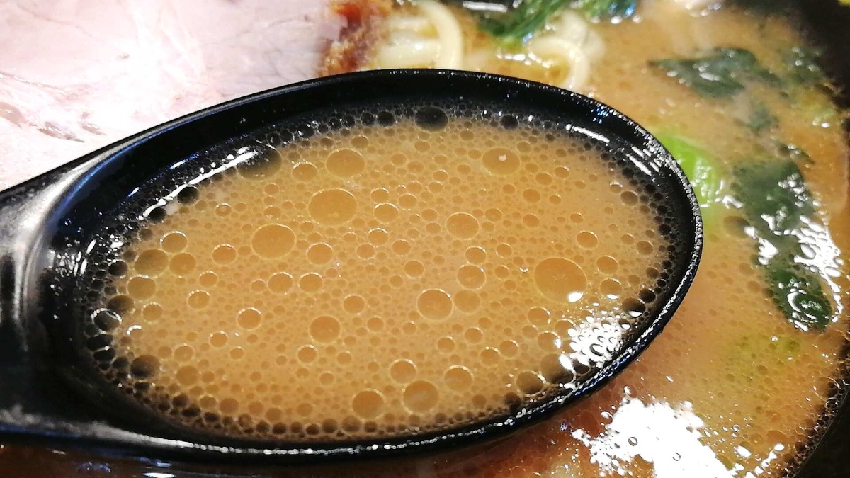 新橋の家系ラーメン谷瀬家、スープは豚臭くガツンとくる！