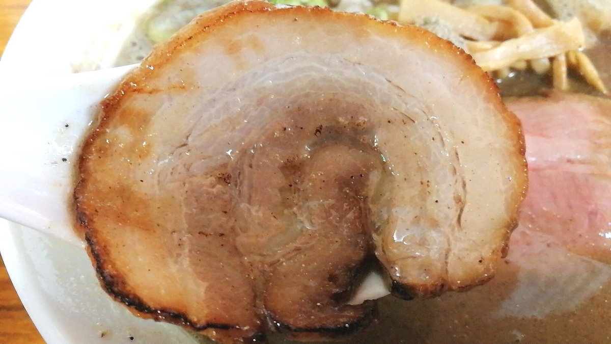 とのさきのチャーシューは２種類。トロトロのバラチャーシューが美味しい！