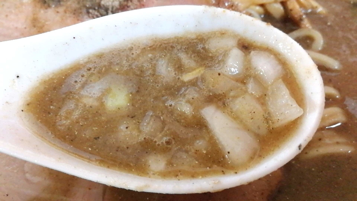 とのさきの煮干中華はタマネギが良い仕事して美味しい。