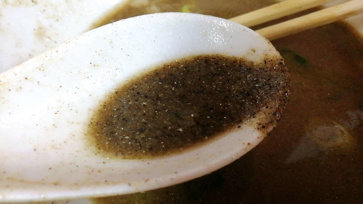 とのさきの煮干中華そば特上。食べ進めるほど濃厚になっていきます。