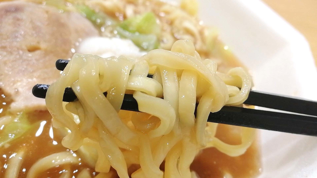 豚ラ王の麺は平打極太麺！