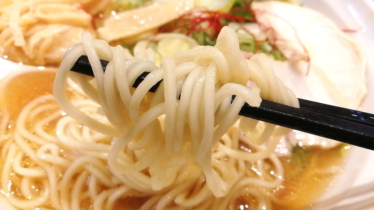 秋田駅の「麺屋十郎兵衛」の麺リフト。中華そばって感じの麺です。