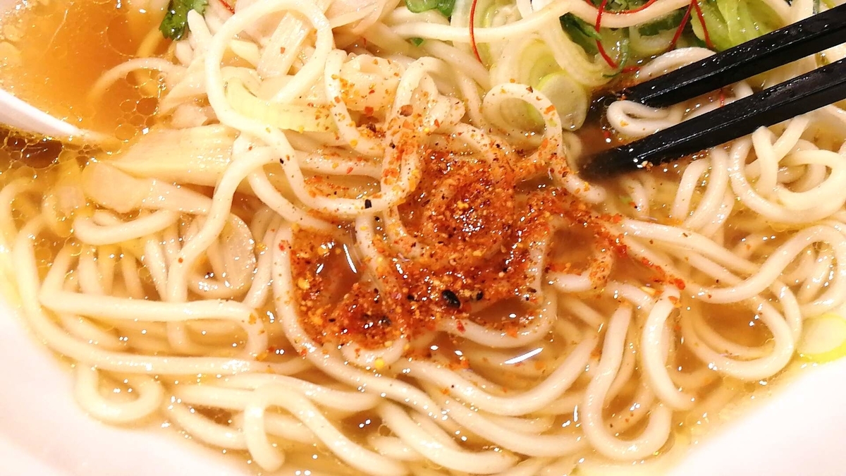 秋田駅にある「麺屋十郎兵衛」の卓上調味料は？