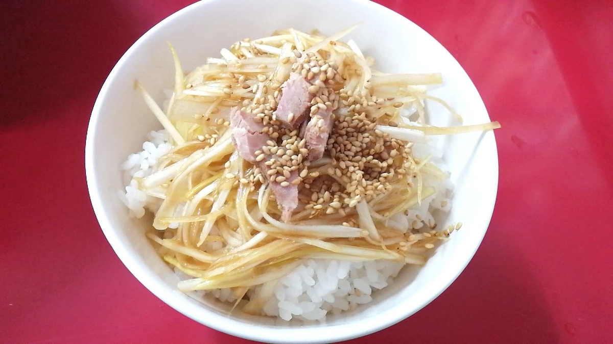 湯田ラーメンショップにて。岩手はネギ丼を置いているラーショが多いので最高！