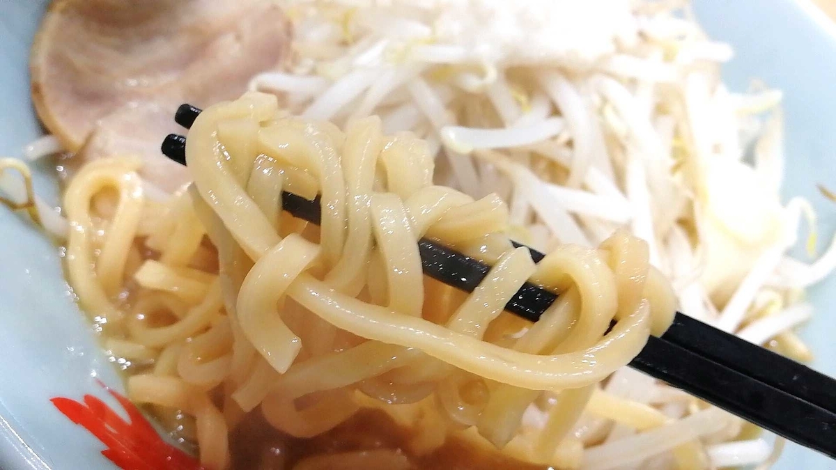 二郎系インスタント袋麺「豚園」の麺が本格的！