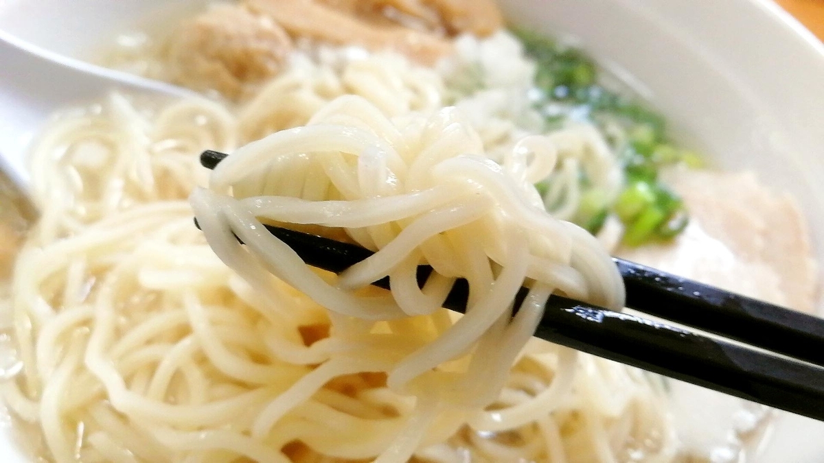 横手市「一布」の比内地鶏ラーメンの麺リフト。