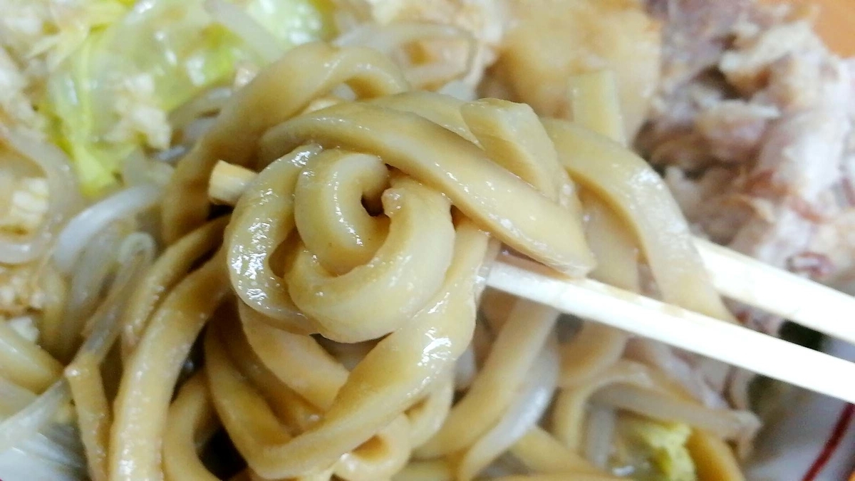 陸王の豚ラーメン、麺リフト