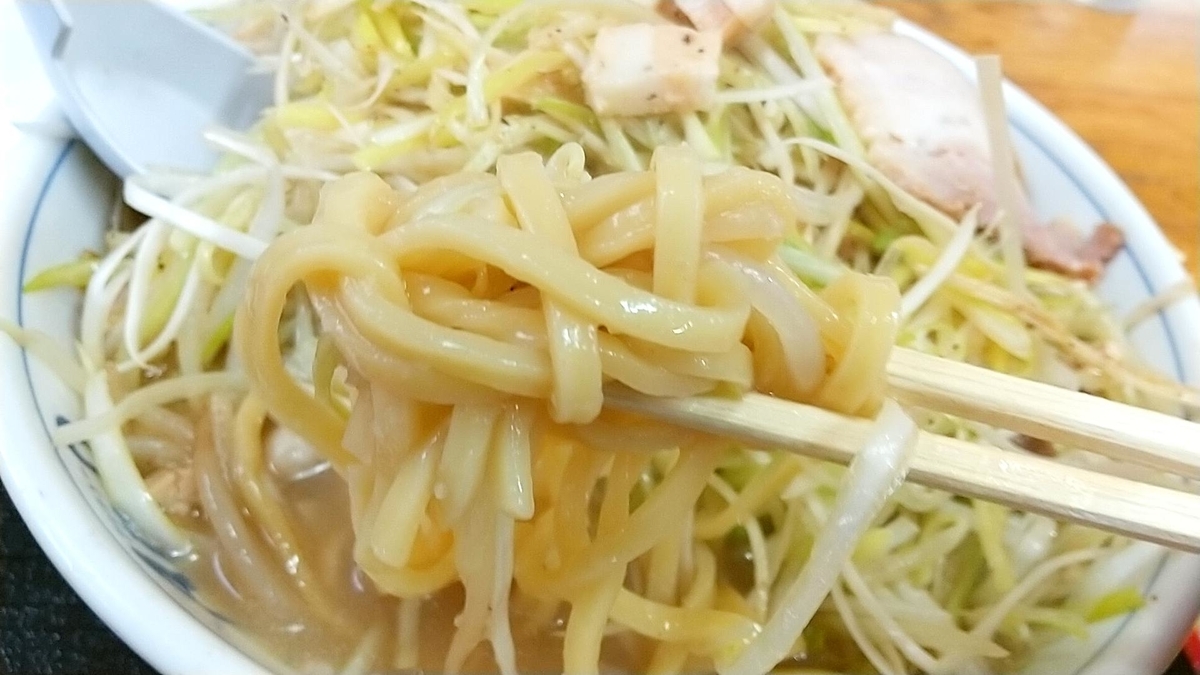 南蛮二郎の麺リフト!アジQとしてはかなり太めの麺!
