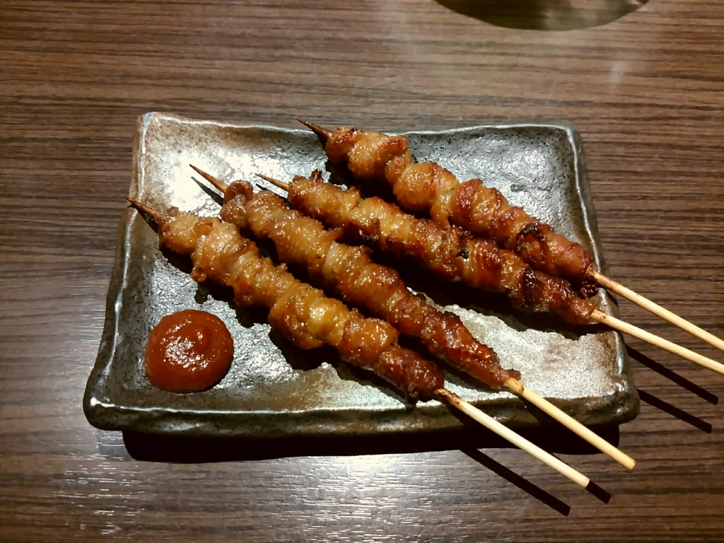酉や喜兵衛】 鶏皮串とゲンコツ揚げが最強の焼き鳥屋！ - 全マシニキは