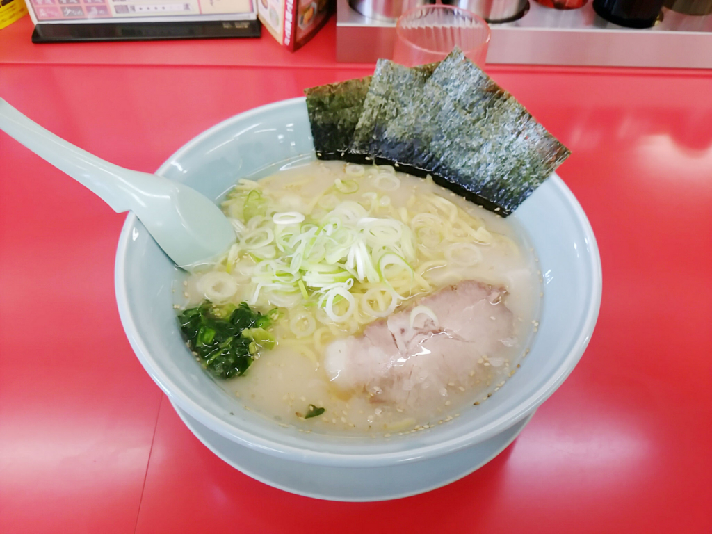 山岡家は塩ラーメンもクセになるガッツリ濃厚豚骨！