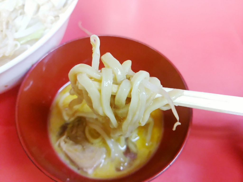 ラーメン二郎、生卵注文でスキヤキスタイルが最高に美味しい！