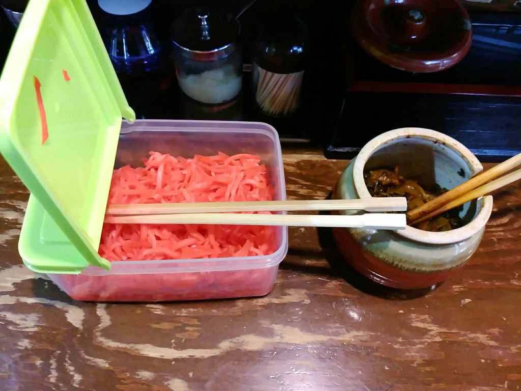 博多ラーメンぞんたく、紅生姜と辛子高菜入れ放題が嬉しい！