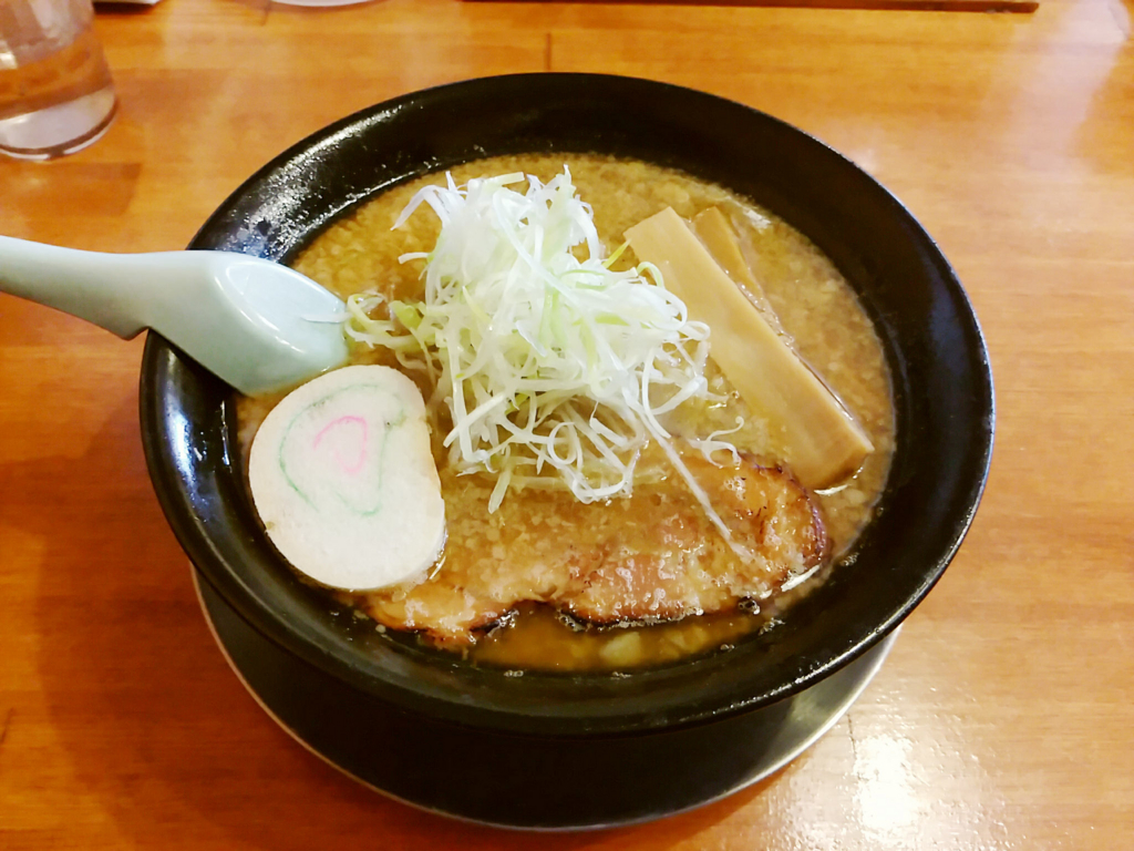 竹本商店「煮干センターあじと」はコッテリ背脂系煮干しラーメンが美味しい！