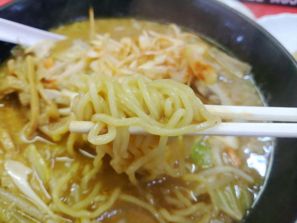 元気屋のラーメン、麺リフト