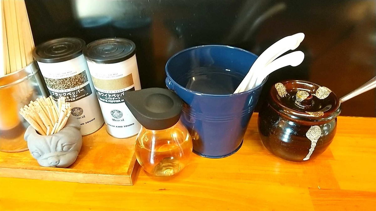 秋田市「らーめん福禄寿」の卓上調味料