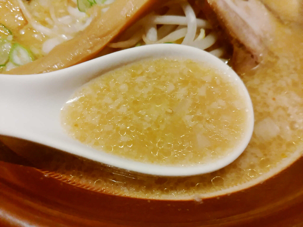 秋田市山王「ラーメン仕事人」のコッテリ豚骨スープ。背脂が良い！