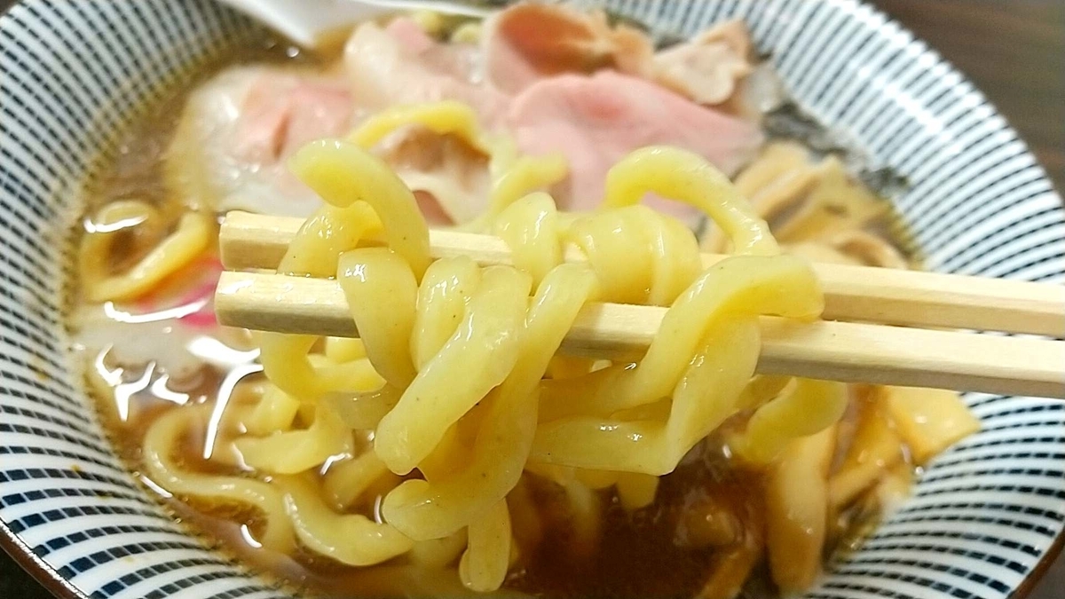 秋田市「ラゥメン大地」の煮干醤油の麺リフト。ムッチリした手揉み太麺！