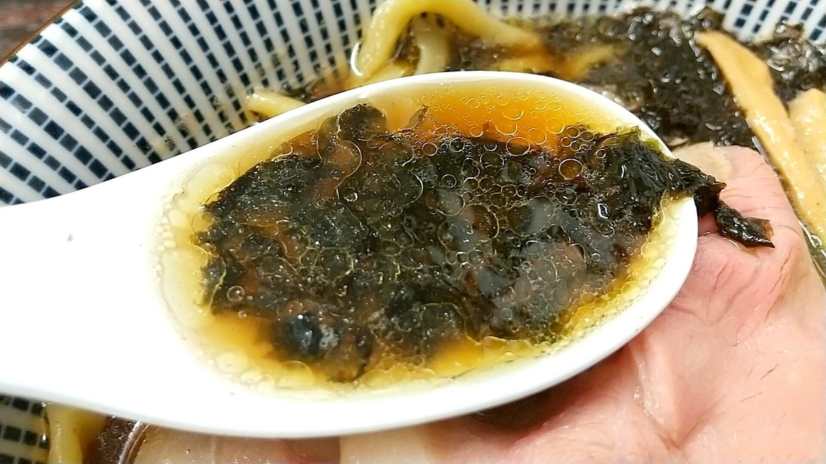 秋田市「ラゥメン大地」の煮干ラーメン。岩海苔が美味しい。