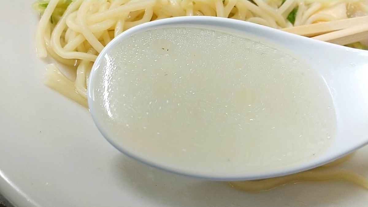 秋田市「ラゥメン大地」の貝塩ラーメンスープ。透き通った優しいスープ。